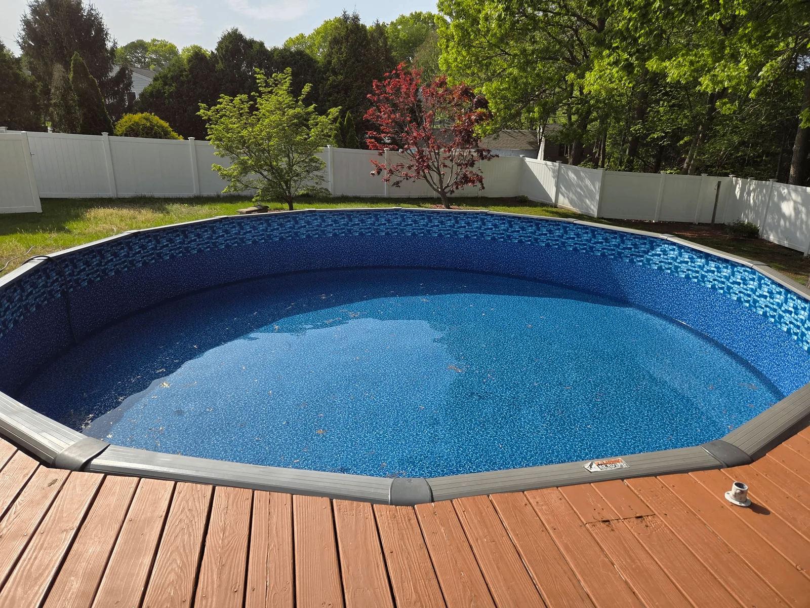 Above-Ground Pool With Deck vs. No Deck: Which Is Better?